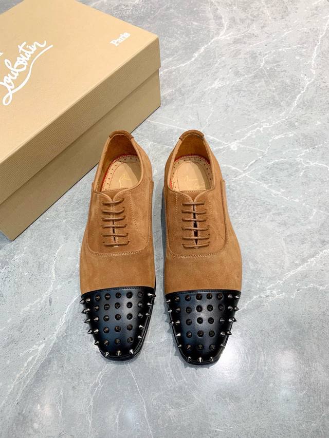 元christian Loubouti*高端男士皮鞋，原单品质，高端精品！鞋面鞋头采用进口牛皮搭配cl专用材质打钉设计，大方舒适透气。进口牛皮内里，原版定制真皮